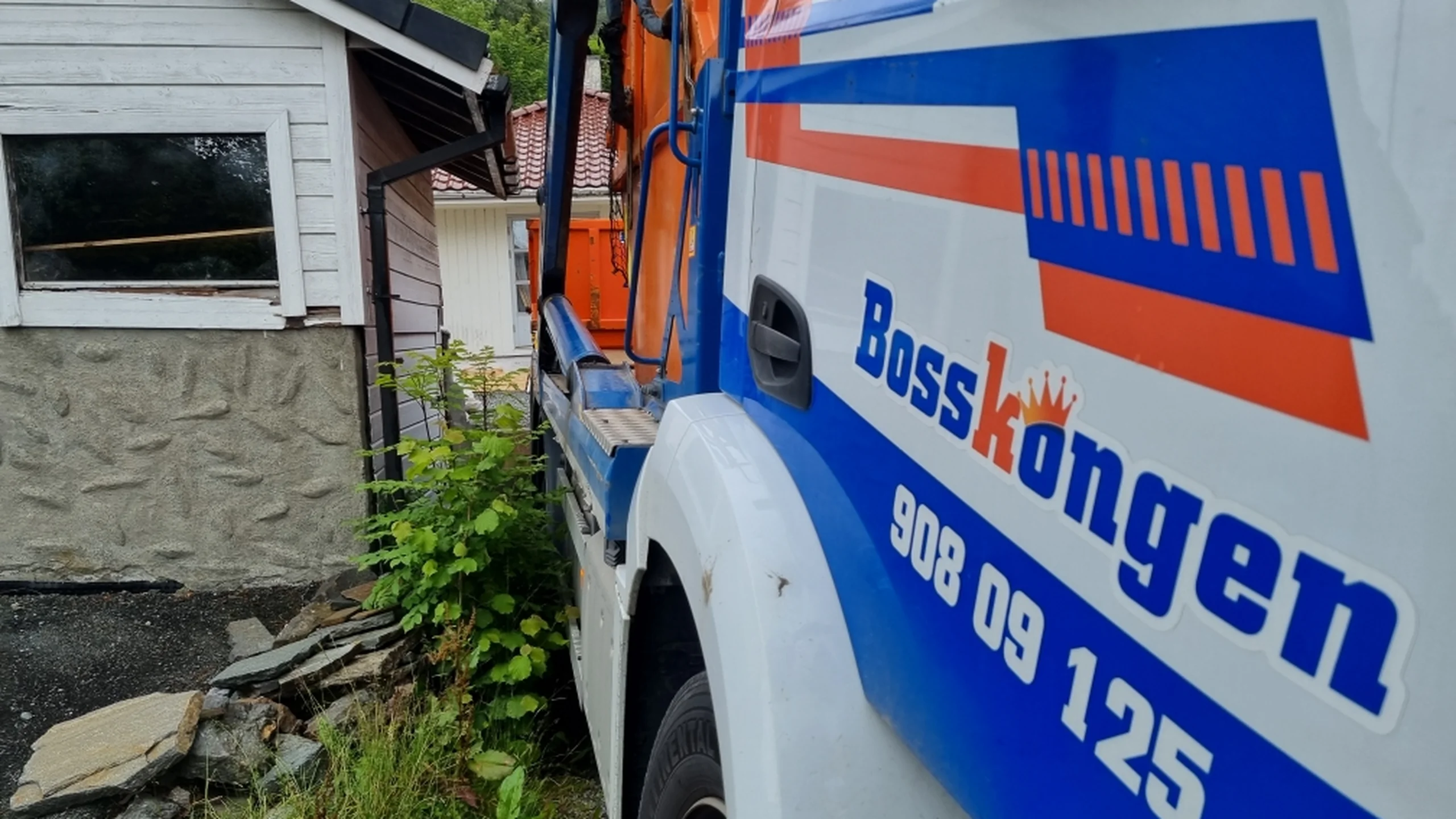 Bosskongen lastebil på oppdrag ved en byggeplass